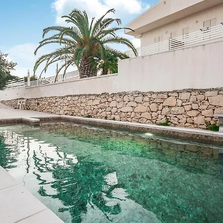 4 Bedroom Beautiful In Holiday home *